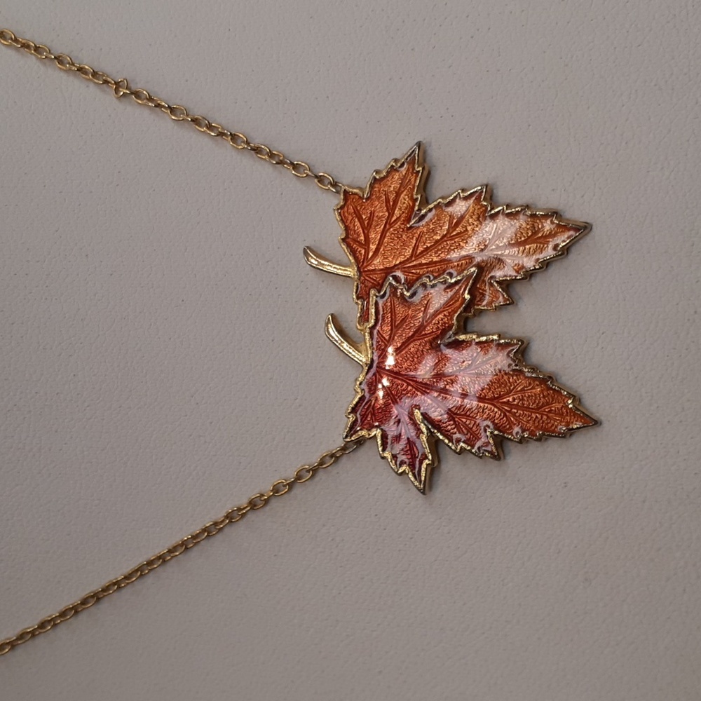Vintage Enamel Maple Leaf Gold Tone Necklace 14.5" L